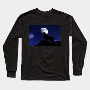 Wolf howling at the moon Long Sleeve T-Shirt